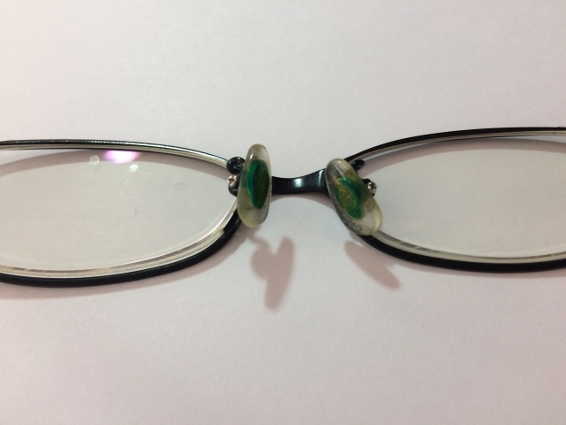 眼鏡の鼻あてが緑に 害はない メガネが緑になる理由や対処法を紹介 ちしきのもり